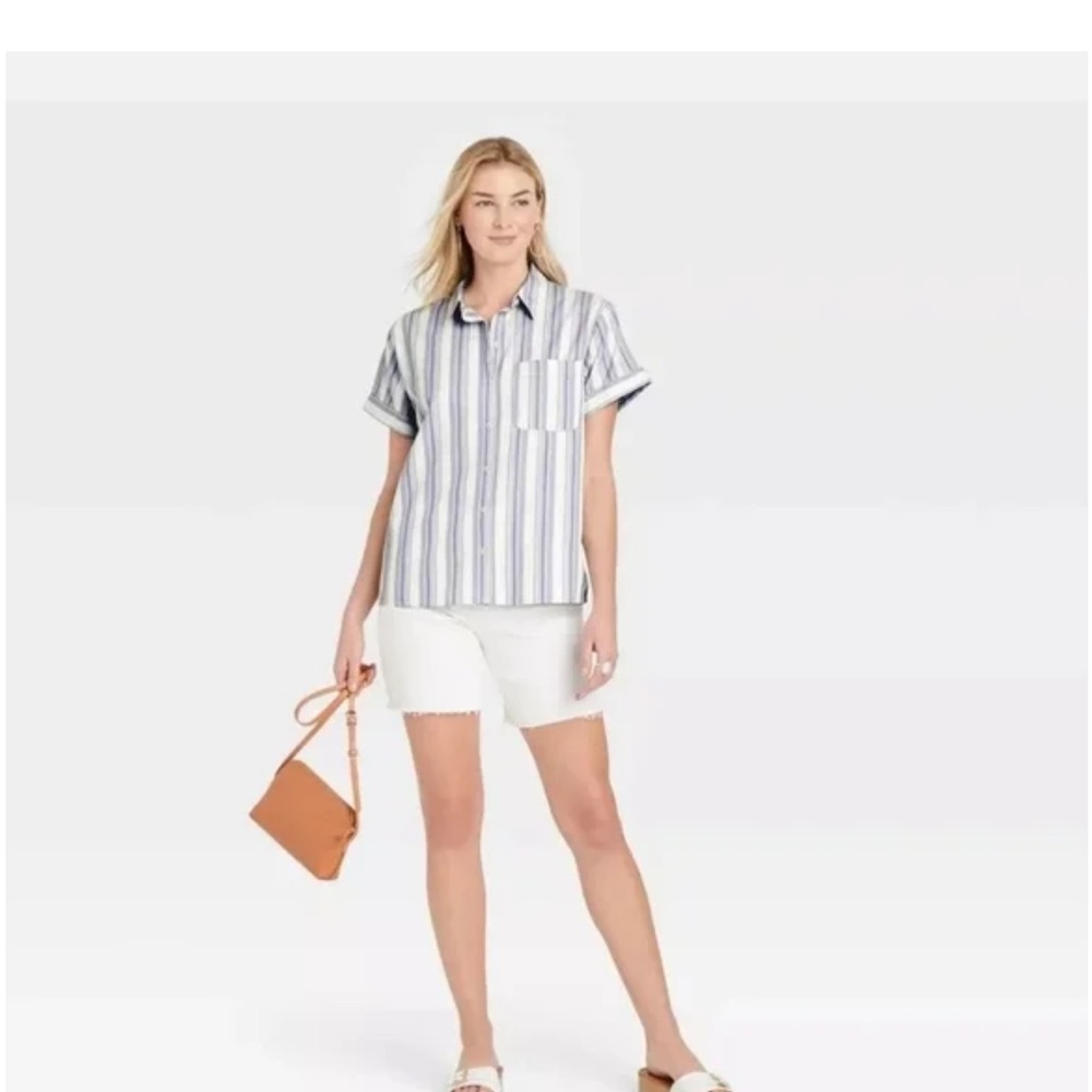 Universal Thread Women's Short Sleeve Button-Down Shirt - Gray Stripe